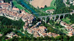 In einer Flussschleife der Saane liegt die Stadt Fribourg auf einem Felsen. Noch heute zeugen die prachtvolle Kathedrale und die herrschaftlichen H&auml;user vom Reichtum ihrer Gr&uuml;nder, dem schw&auml;bischen Adelsgeschlecht der Z&auml;hringer.