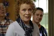 Caroline Halsey (Judy Parfitt, im HG Komparsen) Caroline Halsey (Judy Parfitt, im HG Komparsen)