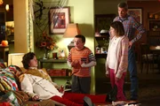 Während Axl (Charlie McDermott, l.) seine schlechte Laune an seiner Familie auslässt, weil er zu April immer nur nett sein will, streiten Brick (Atticus Shaffer, 2.vl.) und Sue (Eden Sher, 2.v.r.) über Sues altes Zimmer. Kann Mike (Neil Flynn, r.) den Hausfrieden wiederherstellen?