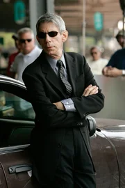 Nach einem dramatischen Autounfall werden zwei kleine Kinder aus einem Fluss gerettet. Beide sind verängstigt und sprechen nicht. Detective John Munch (Richard Belzer) ist ratlos.