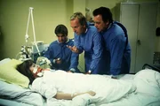 Wiebke Busch (Roswitha Schreiner, l.) ist zur großen Besorgnis von Dr. Udo Brinkmann (Sascha Hehn, 2. v. l.), Dr. Römer (Horst Naumann, 2. v. r.) und Prof. Klaus Brinkmann (Klausjürgen Wussow, r.) immer noch ohne Bewusstsein. Wiebke Busch (Roswitha Schreiner, l.) ist zur großen Besorgnis von Dr. Udo Brinkmann (Sascha Hehn, 2. v. l.), Dr. Römer (Horst Naumann, 2. v. r.) und Prof. Klaus Brinkmann (Klausjürgen Wussow, r.) immer noch ohne Bewusstsein.
