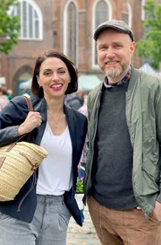 Jaele Vanuls und Olaf Kosert gehen wieder auf kulinarische Entdeckungsreise durch die Region. Jaele schlemmt sich durch die internationale Restaurantszene in Berlin. Olaf besucht Brandenburger Bauernhöfe und zaubert köstliche Gerichte zum Nachkochen. Gemeinsam präsentieren sie ihre Erlebnisse vom Wochenmarkt auf dem Oberkirchplatz in Cottbus. - Jaele und Olaf in Cottbus