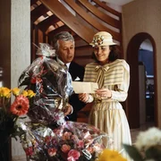 Vor der Fahrt zum Standesamt betrachten Angi (Thekla Carola Wied, r.) und Werner (Peter Weck, l.) noch die Blumen und Gl&uuml;ckw&uuml;nsche.