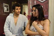 Paloma (Maja Maneiro, r.) und Maik (Sebastian König, l.) sind nach ihrem Streit nach wie vor unversöhnlich. Erst als Lily vermittelt, geht Maik einen Schritt auf sie zu und lässt sich von ihr berichten, was in der Hotelnacht mit Theodor Freund wirklich geschah. Doch dann kommt alles ganz anderes ... Paloma (Maja Maneiro, r.) und Maik (Sebastian König, l.) sind nach ihrem Streit nach wie vor unversöhnlich. Erst als Lily vermittelt, geht Maik einen Schritt auf sie zu und lässt sich von ihr berichten, was in der Hotelnacht mit Theodor Freund wirklich geschah. Doch dann kommt alles ganz anderes ...