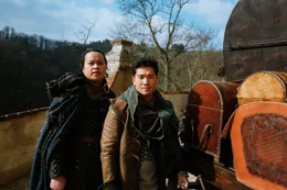 Gai (Jan Liem, r.) und sein j&uuml;ngerer Bruder Teo (Viet Anh Alexander Tran, l.) ziehen als Trickbetr&uuml;ger durch das Land. Dieses Mal haben sie es als Heiratsschwindler auf die Mitgift der Tochter von K&ouml;nig Theoderich abgesehen.