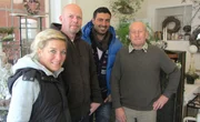Foto, v.li.: Petra, Oliver, Trödelexperte Sükrü Pehlivan und Jürgen Foto, v.li.: Petra, Oliver, Trödelexperte Sükrü Pehlivan und Jürgen