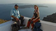 Stel Pavlou und Jess Phoenix am Aussichtspunkt von Fira, Santorin, Griechenland.