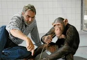 Prof. Baumgart (Gunter Schoß) versucht dem in menschlicher Obhut aufgewachsenen Schimpansen Ringo tierisches Verhalten beizubringen. Prof. Baumgart (Gunter Schoß) versucht dem in menschlicher Obhut aufgewachsenen Schimpansen Ringo tierisches Verhalten beizubringen.