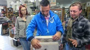 Alena (li.) mit Mauro Corradino (Mitte) beim Schallplattenverkauf