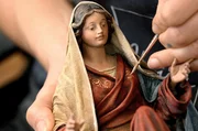 Das Kleid der Krippenfigur Maria wird zum Schluss noch verziert.