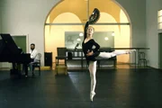 Anna Pelzer (Silvia Seidel) ist nach einer l&auml;ngeren Auszeit wieder im Tanz-Training.