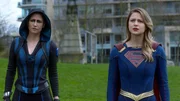 Alex Danvers alias Sentinal (Chyler Leigh, l.); Kara alias Supergirl (Melissa Benoist, r.)