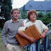 Oliver (Josef Gröbmayr, r.) kann nicht aufhören, auf der Geige zu spielen. Dadurch bringt er nicht nur seinen Vater (Robert Atzorn, l.), sondern auch alle anderen Menschen um sich herum in immer größere Gefahr. Nun soll Oliver versprechen, die Geige nie wieder anzurühren.