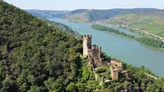 Malerische Burg Sooneck. Hoch &uuml;ber dem Rhein im UNESCO Welterbe Oberes Mittelrheintal scheint die Burg wie aus dem Bergfels geschlagen. Die von Rosen umrankte Burg Sooneck auf dem Steilhang am Rande des Soonwaldes ist Rheinromantik pur.