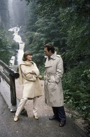 Dr. Elena Bach (Heidelinde Weis) versucht, ihr altes Verhältnis zu Herrn Prof. Brinkmann (Klausjürgen Wussow) wieder herzustellen.