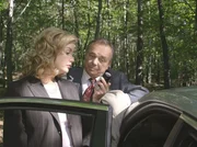 Prof. Simoni (Dieter Bellmann) &uuml;berredet Sarah Marquardt (Alexa Maria Surholt) zu einem Besichtigungsbesuch des Ferienhauses. Auf dem Weg dahin beginnt f&uuml;r die beiden eine groteske Odyssee.