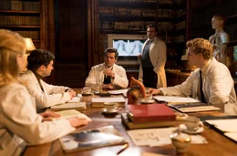 Lisa (Sonja Gerhardt, li.) hat unter Herzchirurg Prof. Dr. Kohlfeld (Fritz Karl, Mitte) harte Konkurrenz von Rupert von Aigner (Thimo Meitner, 2. v. li.), Martinek (Damian Th&uuml;ne, 2. v. re.) und Gold (Justus Czaja, re.).