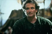 Die Jahre vergingen und Peter Pan (Robin Williams) wurde erwachsen. Eigentlich hat er als Familienvater, der fest im Leben steht, mit seiner Vergangenheit abgeschlossen. Doch ein alter Bekannter f&uuml;hrt ihn zur&uuml;ck ins magische Nimmerland.