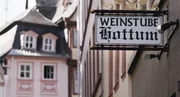 Das legend&auml;re Gasthaus &bdquo;Hottum&ldquo; in der Mainzer Innenstadt: 1791 erstmals erw&auml;hnt und Treffpunkt f&uuml;r Gott und die Welt vom K&uuml;nstler bis zum Handwerker, vom Studenten bis zum Rentner.