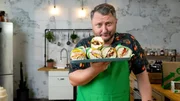 "Eat Fresh" – das ist der Slogan von Subway. Sind die Produkte so frisch wie in der Werbung gezeigt? Produktentwickler Sebastian Lege zeigt, was wirklich auf den Sandwiches landet. "Eat Fresh" – das ist der Slogan von Subway. Sind die Produkte so frisch wie in der Werbung gezeigt? Produktentwickler Sebastian Lege zeigt, was wirklich auf den Sandwiches landet.
