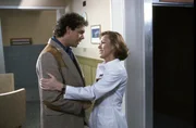 Dr. Vollmers (Christian Kohlund) besucht Christa (Gaby Dohm) in der Schwarzwaldklinik. Sie ist ihm während ihrer gemeinsamen Arbeit in Freiburg sehr ans Herz gewachsen. Dr. Vollmers (Christian Kohlund) besucht Christa (Gaby Dohm) in der Schwarzwaldklinik. Sie ist ihm während ihrer gemeinsamen Arbeit in Freiburg sehr ans Herz gewachsen.