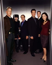 (3. Staffel) - Untersuchen Verbrechen, die auf irgendeine Weise mit der US-Navy oder dem Marine Korps zu tun haben. Leroy Gibbs (Mark Harmon, l.), Dr. Donald Mallard (David McCallum, 3.v.l.), Abby Sciuto (Pauley Perrette, 2.v.l.), Anthony DiNozzo (Michael Weatherly, 3.v.r.), Jenny Shepard (Lauren Holly, r.) und Tim McGee (Sean Murray, 2.v.r.) ...