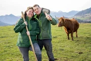 Theresa Tischner mit ihrem Mann Hansi auf dem Hof "Beim Auer" in Samerberg.