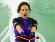 Jill (Patricia Richardson) lässt sich zu einer Partie Wasserski überreden. Dabei kommt es jedoch zu einem schweren Unfall. Jill (Patricia Richardson) lässt sich zu einer Partie Wasserski überreden. Dabei kommt es jedoch zu einem schweren Unfall.