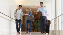 Kumail (Kumail Nanjiani) lernt Emilys Eltern Beth (Holly Hunter) und Terry (Ray Romano) im Krankenhaus kennen.