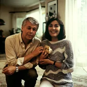 Werner (Peter Weck, l.) und Angi (Thekla Carola Wied, r.) freuen sich über das "Familienmitglied" Bommel - ein Meerschweinchen.