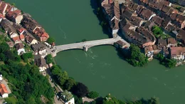 Die neutrale Schweiz erkannte Juden w&auml;hrend des Zweiten Weltkrieges nicht als politische Fl&uuml;chtlinge an. So konnten, wie hier an der Grenzbr&uuml;cke Laufenburg, die Schutzsuchenden abgewiesen und zur&uuml;ck nach Deutschland geschickt werden &ndash; f&uuml;r viele der sichere Tod.