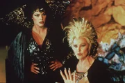 Haben die Schwarze Hexe (Brigitte Nielsen, r.) und Xelessia (Ursula Andress, l.) etwas mit der schwarzen Wolke, die über die Erde zieht und Unheil bringt, zu tun? Haben die Schwarze Hexe (Brigitte Nielsen, r.) und Xelessia (Ursula Andress, l.) etwas mit der schwarzen Wolke, die über die Erde zieht und Unheil bringt, zu tun?