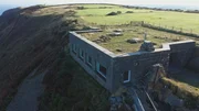 Das unscheinbare "Caerwenfor Cottage" in Wales liegt an einer Klippe und verschmilzt mit den 500 Millionen alten Schieferfelsen.