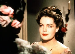 Mit ihrem unvergleichlichen Charme und Liebreiz bezaubert die junge Sissi (Romy Schneider) den Wiener Hof...