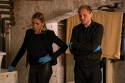 Linus (Anton Spieker, r.) und Pia (Annika Blendl, l.) stellen den Tatort nach. Linus (Anton Spieker, r.) und Pia (Annika Blendl, l.) stellen den Tatort nach.