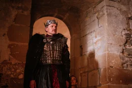 K&ouml;nig Theoderich (G&ouml;tz Otto) herrscht &uuml;ber die m&auml;chtige Burg Fels. Er kann ebenso streng wie gerecht sein.