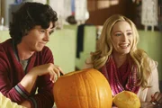 Weil Axl (Charlie McDermott, l.) April (Greer Grammer, r.) gegenüber ständig nett und gut gelaunt sein will, lässt er seinen Frust gebündelt an seiner Familie aus. Wie lange wird das gutgehen?