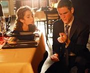 Stella (Melina Kanakaredes) und Detective Don Flack (Eddie Cahill) durchsuchen die Unterlagen eines Ermordeten. Nachdem dieser wegen Vergewaltigung angeklagt, jedoch freigesprochen worden war, wurde er Tage später regelrecht hingerichtet. Stella (Melina Kanakaredes) und Detective Don Flack (Eddie Cahill) durchsuchen die Unterlagen eines Ermordeten. Nachdem dieser wegen Vergewaltigung angeklagt, jedoch freigesprochen worden war, wurde er Tage später regelrecht hingerichtet.