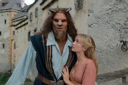 Die Sch&ouml;ne (Cornelia Gr&ouml;schel) und das Biest (Maximilian Simonischek).