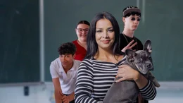 Julia sieht zuerst die St&auml;rken ihrer Sch&uuml;ler! Schulabbrechern gibt sie noch eine Chance auf einen Abschluss. Ein Schuljahr hat sie Zeit, die Jugendlichen auf die entscheidende Pr&uuml;fung vorzubereiten.