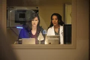 L-R: Jo Evans (Allison Tolman) and Abby Fraiser (Zabryna Guevara)