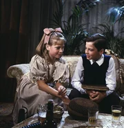 Das Nesthäkchen (Anja Bayer) ist größer geworden, aber immer noch verbindet sie eine innige Zuneigung zu ihrem Bruder Klaus (Patrick Janovsky). Das Nesthäkchen (Anja Bayer) ist größer geworden, aber immer noch verbindet sie eine innige Zuneigung zu ihrem Bruder Klaus (Patrick Janovsky).