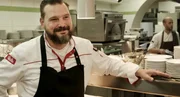 Er zaubert pf&auml;lzische K&ouml;stlichkeiten auf den Teller: Stefan Neugebauer, K&uuml;chenchef im &bdquo;Deidesheimer Hof".