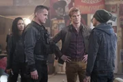 Riley Davis (Tristin Mays, l.), Jack Dalton (George Eads, 2.v.l.), Angus MacGyver (Lucas Till, 2.v.r.).