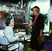 Bille (Maria Sebaldt) und Alfons (Herbert Bötticher) überlegen im Restaurant, mit wem sie Angie (Thekla Carola Wied) verkuppeln können. Bille (Maria Sebaldt) und Alfons (Herbert Bötticher) überlegen im Restaurant, mit wem sie Angie (Thekla Carola Wied) verkuppeln können.