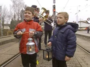 Das Friedenslicht kommt jedes Jahr per Flugzeug aus Israel und wird per Bahn in ganz Österreich verteilt - natürlich auch auf der Salzburger Lokalbahn. Das Friedenslicht kommt jedes Jahr per Flugzeug aus Israel und wird per Bahn in ganz Österreich verteilt - natürlich auch auf der Salzburger Lokalbahn.