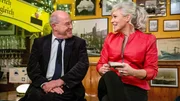 Gastgeberin Ina Müller begrüßt im Schellfischposten den Politiker Gregor Gysi. Gastgeberin Ina Müller begrüßt im Schellfischposten den Politiker Gregor Gysi.