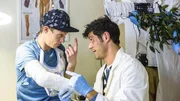 Kevin (Vincent Kr&uuml;ger, l.) hat sich beim Junggessellenabschied den Arm gebrochen und Sven (Michael Raphael Klein) muss den Arm eingipsen.