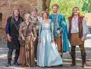 Arbeitsfoto: (v.l.n.r.) Oli Bigalke (Waldgeist), Christel Bodenstein (Kräuterfrau), Heinz Hoenig (König), Jytte-Merle Böhrnsen (Prinzessin), Lucas Prisor (Prinz), Denis Schmidt (Knecht)