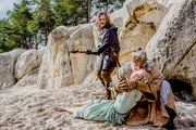 Der König (Heinz Hoenig) und sein Knecht (Denis Schmidt) bei der lang ersehnten Befreiung der Prinzessin (Jytte-Merle Böhrnsen). Der König (Heinz Hoenig) und sein Knecht (Denis Schmidt) bei der lang ersehnten Befreiung der Prinzessin (Jytte-Merle Böhrnsen).